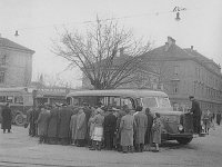 Tramvajsko okretište Črnomerec 1955. godine  Ulaz u autobus samo na prva vrata!